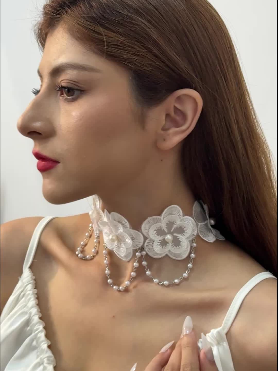 White Lace Flower Inlaid Imitation Pearl Choker Necklace
